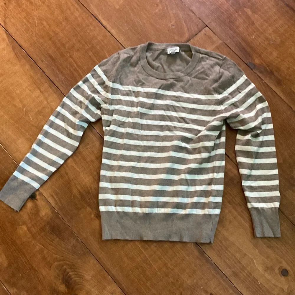 Brown and white sweater/long sleeve